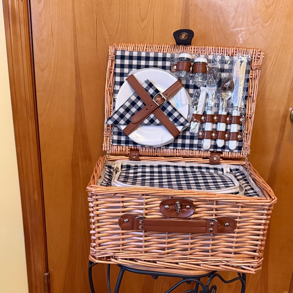 Picnic basket with accessories